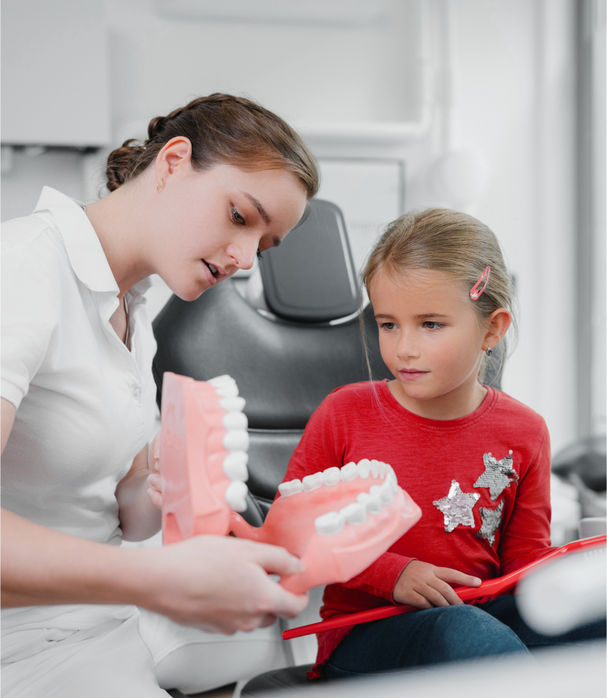 Dr. Alexandra Bex zeigt Mädchen ein riesiges Gebiss