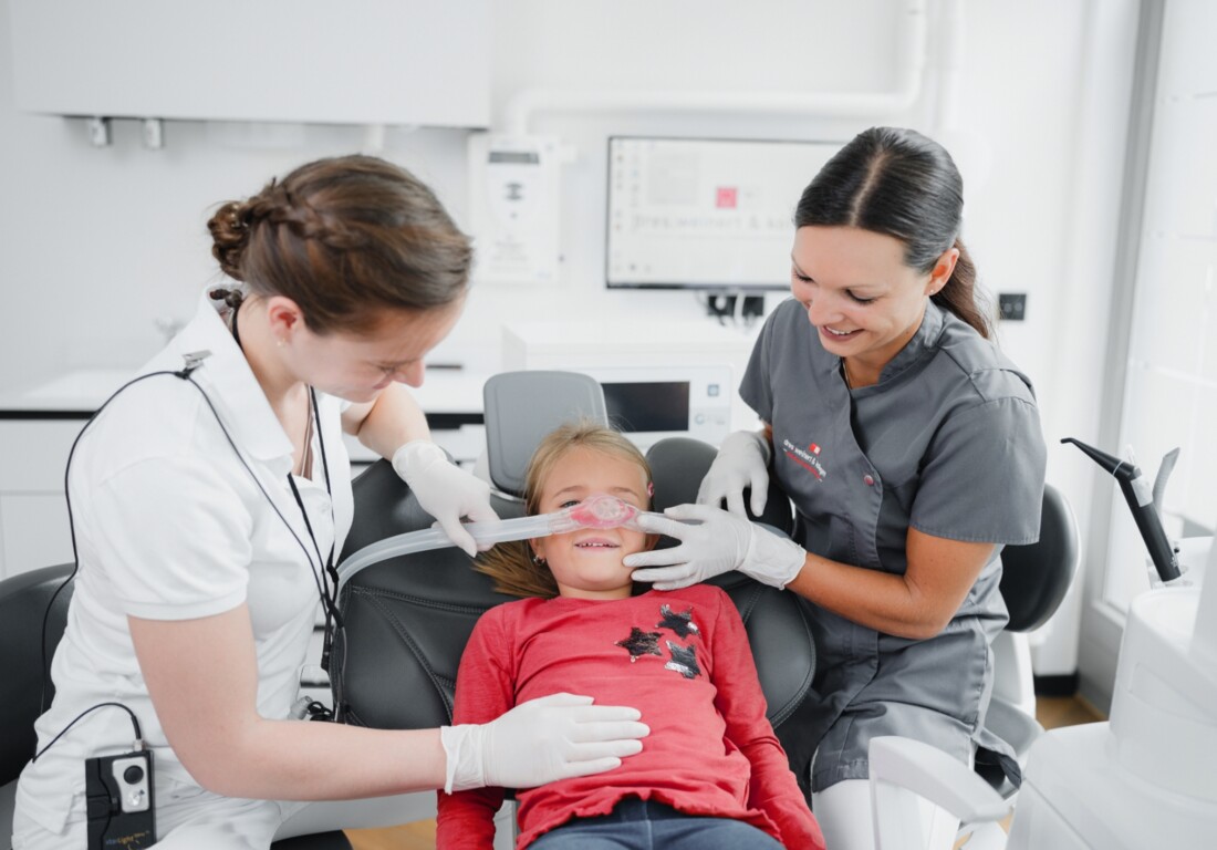 Mädchen liegt auf dem Behandlungsstuhl und wird sediert